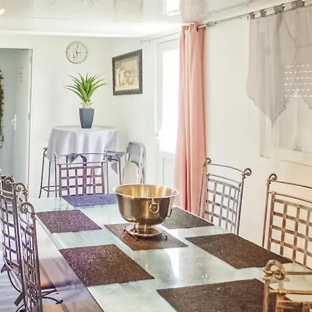 3 Bedroom Gorgeous In Saint-Sauveur-Lalande