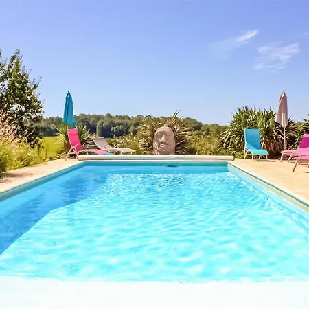 3 Bedroom Gorgeous In Casa vacanze Saint-Sauveur-Lalande